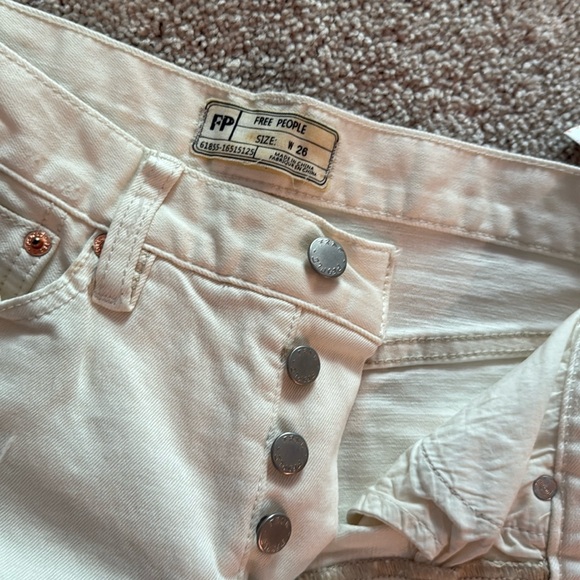 Free People Stylish Cream Distressed Women's Jeans size 26W - NWT’s - Picture 3 of 7